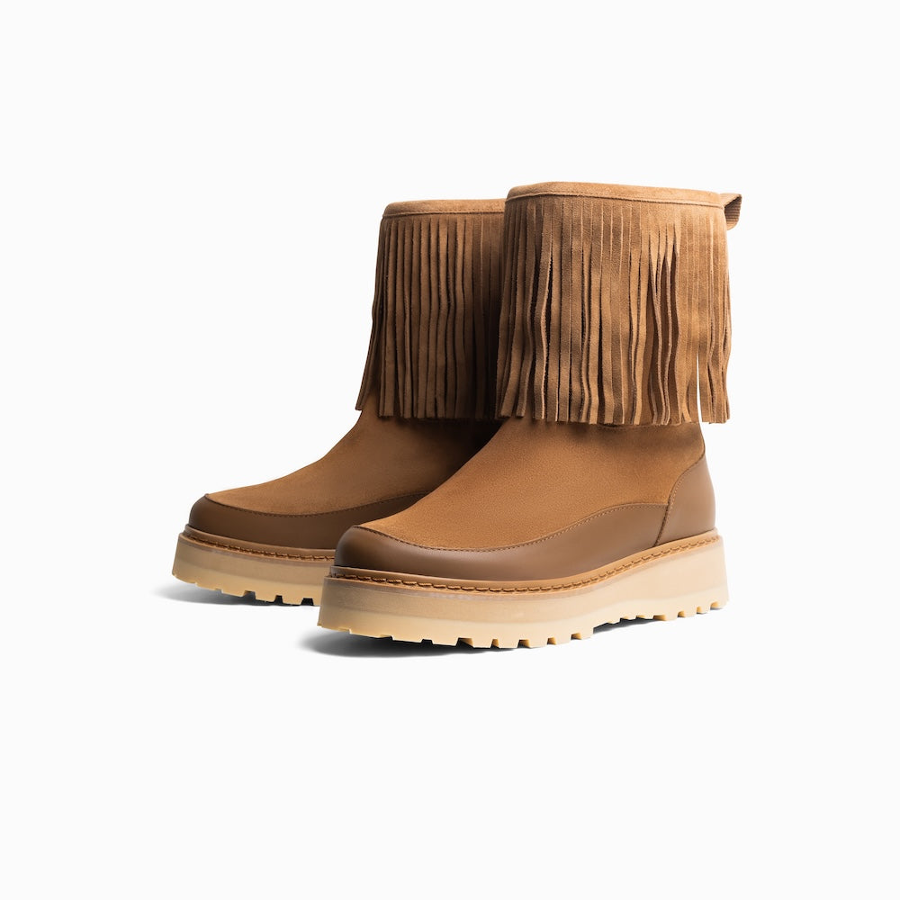 Mono x We Norwegians | FW25 | Cognac boots with fringes, with shearling wool lining, on a white background
