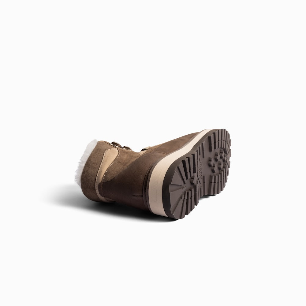 Mono x We Norwegians | FW25| Brown winter/ hiking boot with shearling wool lining on a white background | Sole details