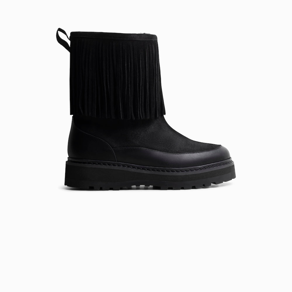 Mono x We Norwegians | FW25 | Black boot with fringes, with shearling wool lining,  on a white background